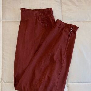 Women’s Old Navy Active StretchTech Pants in Burgundy